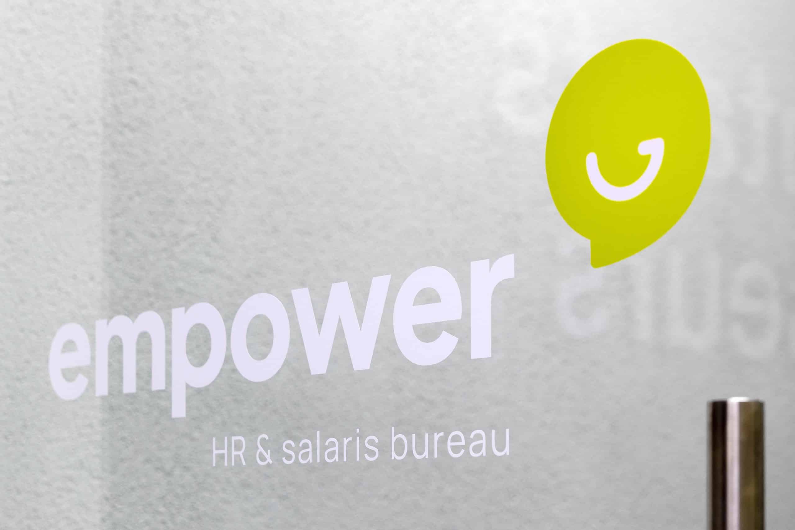 logo empower op een raam